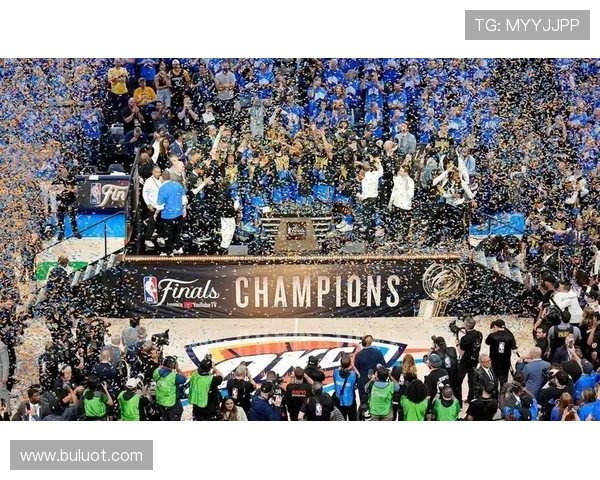 俄克拉荷马城举行盛大雷霆队夺冠巡游球迷热情高涨庆祝历史性时刻 俄克拉荷马城举行盛大雷霆队夺冠巡游球迷热情高涨庆祝历史性时刻