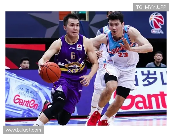 杨瀚森内线强攻未果遭吹进攻犯规全场瞬间陷入热议